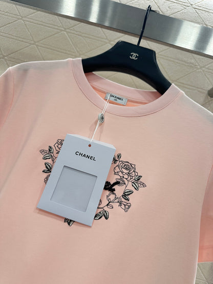 Round neck embroidered beaded logo 𝑇𝑒𝑒