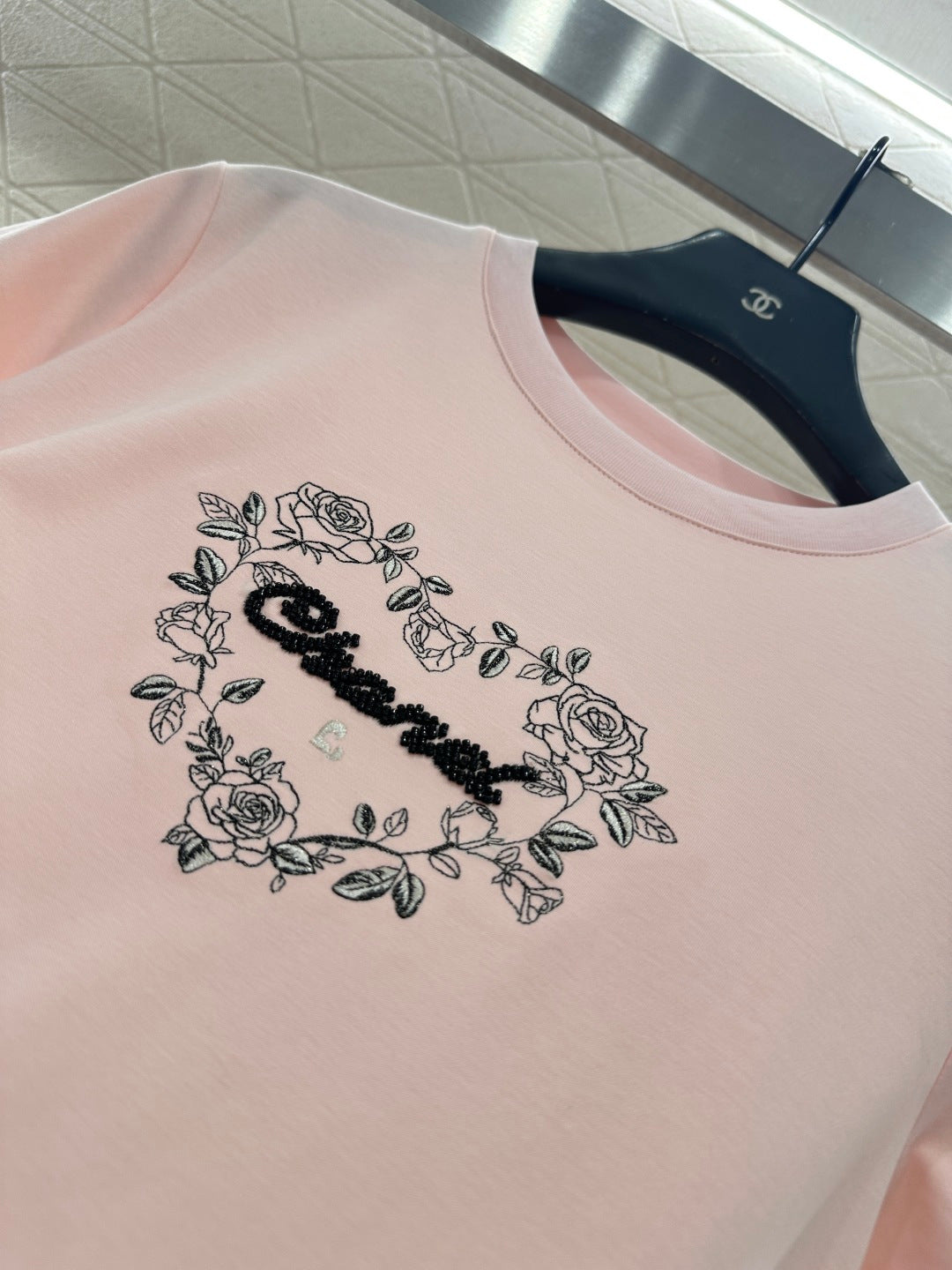 Round neck embroidered beaded logo 𝑇𝑒𝑒