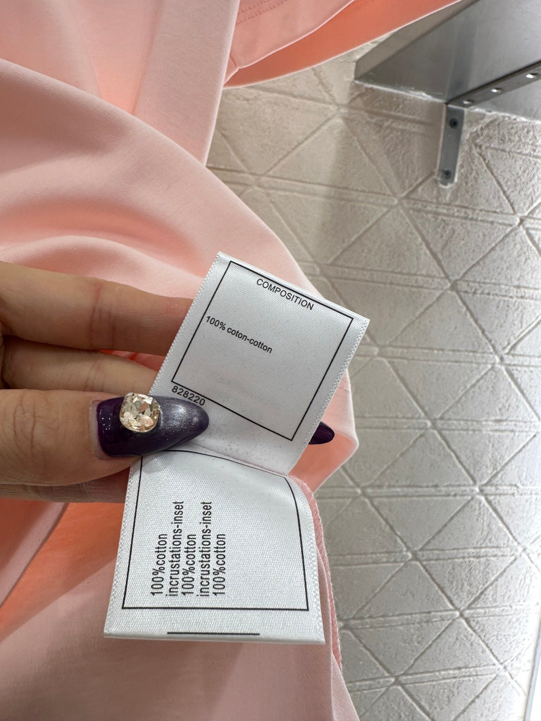 Round neck embroidered beaded logo 𝑇𝑒𝑒