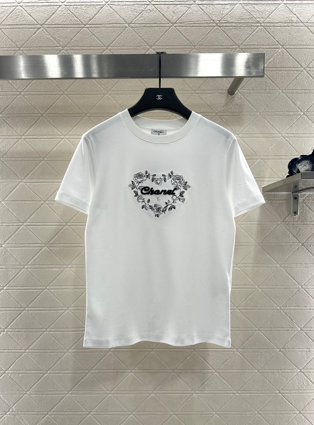 Round neck embroidered beaded logo 𝑇𝑒𝑒