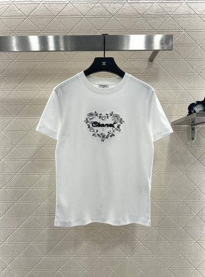 Round neck embroidered beaded logo 𝑇𝑒𝑒