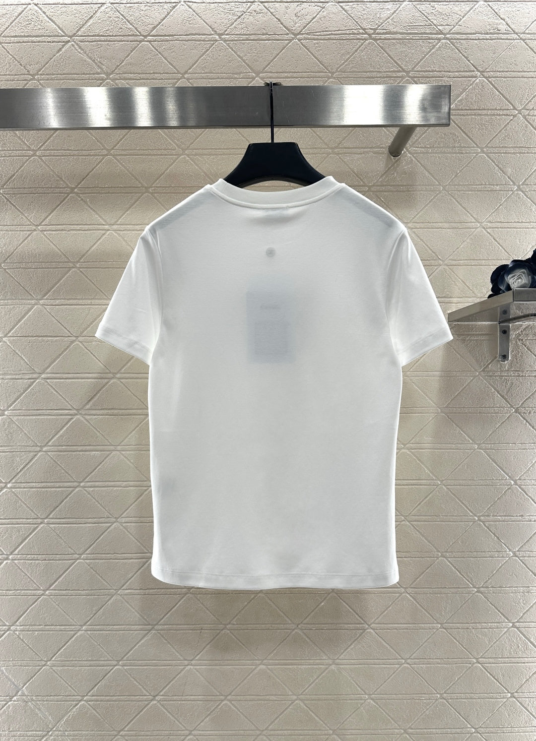 Round neck embroidered beaded logo 𝑇𝑒𝑒