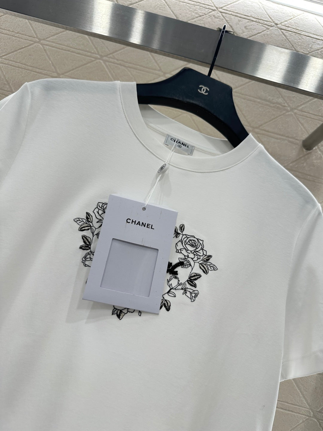 Round neck embroidered beaded logo 𝑇𝑒𝑒