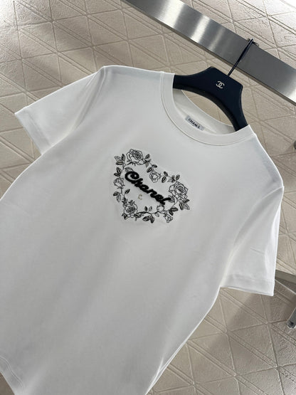 Round neck embroidered beaded logo 𝑇𝑒𝑒
