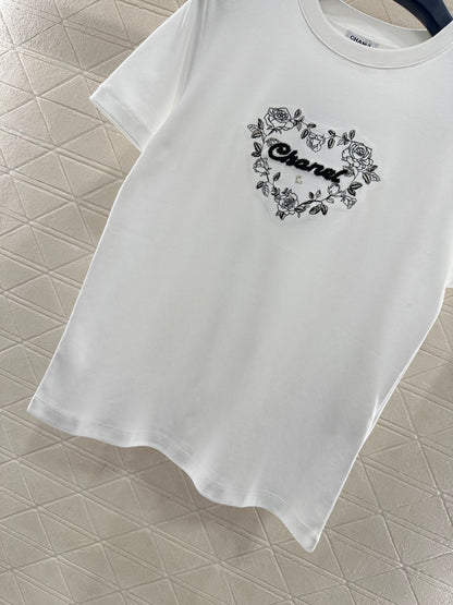 Round neck embroidered beaded logo 𝑇𝑒𝑒