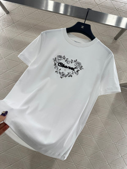 Round neck embroidered beaded logo 𝑇𝑒𝑒