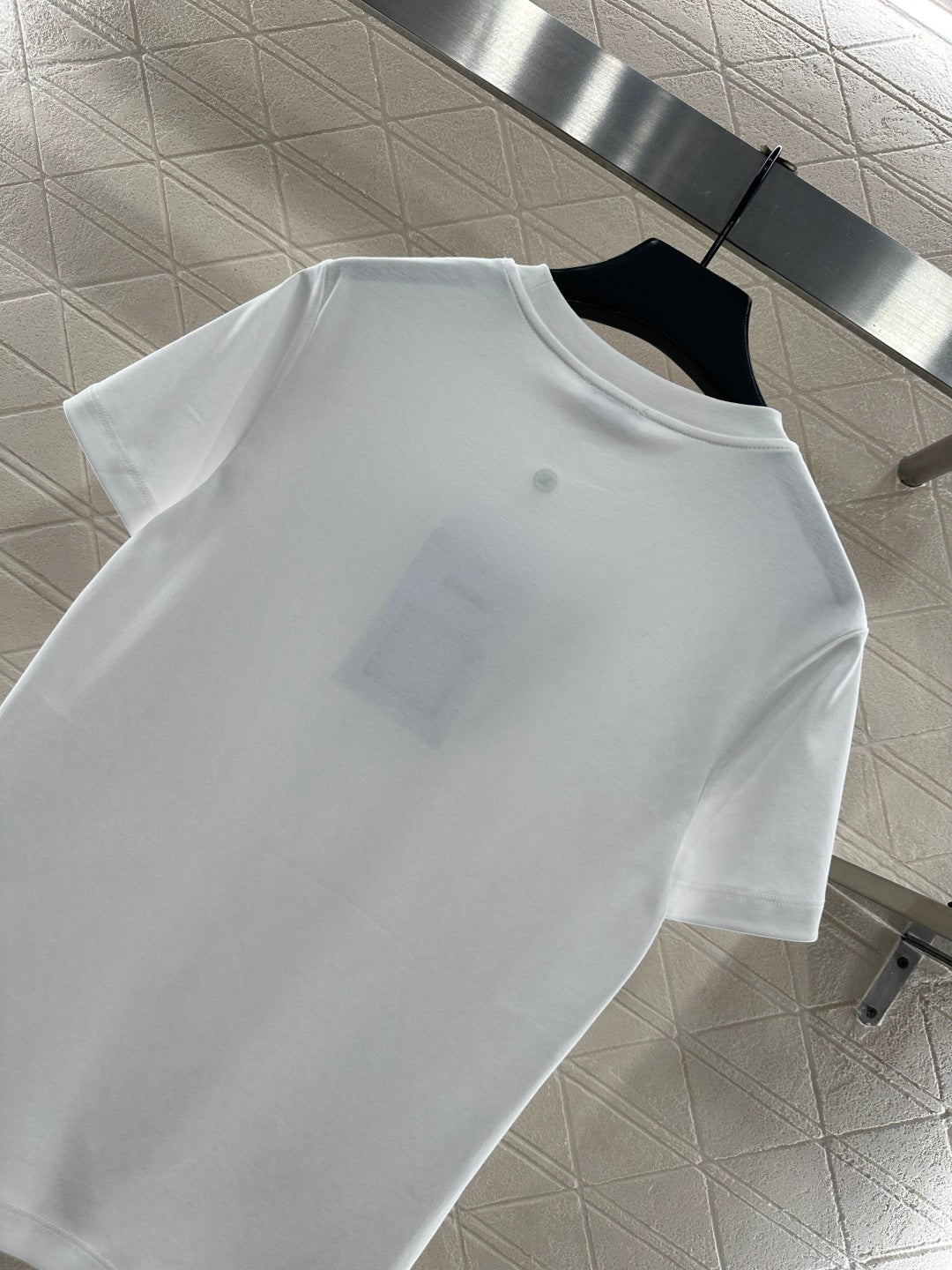 Round neck embroidered beaded logo 𝑇𝑒𝑒