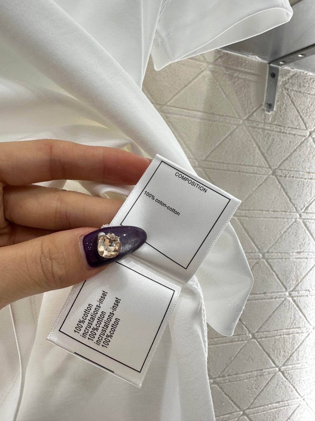 Round neck embroidered beaded logo 𝑇𝑒𝑒