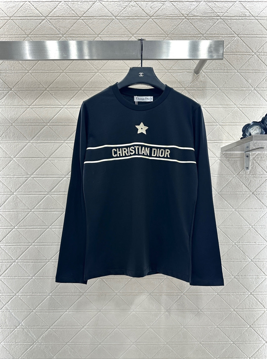 Round neck embroidered letter long sleeved shirt