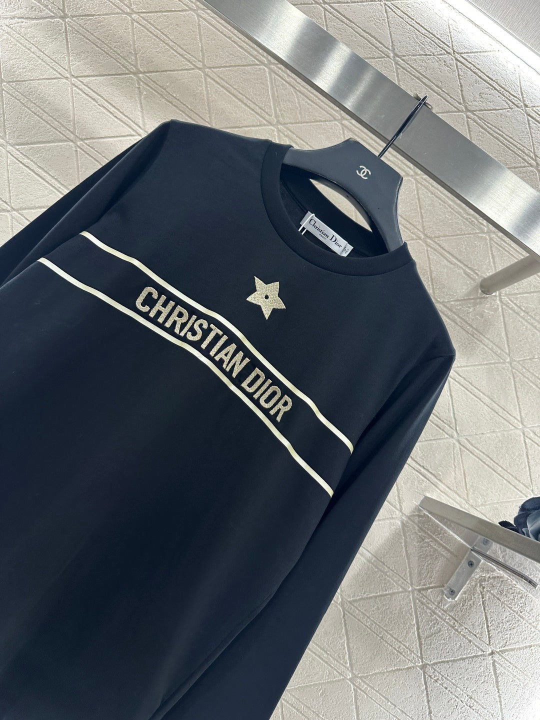 Round neck embroidered letter long sleeved shirt