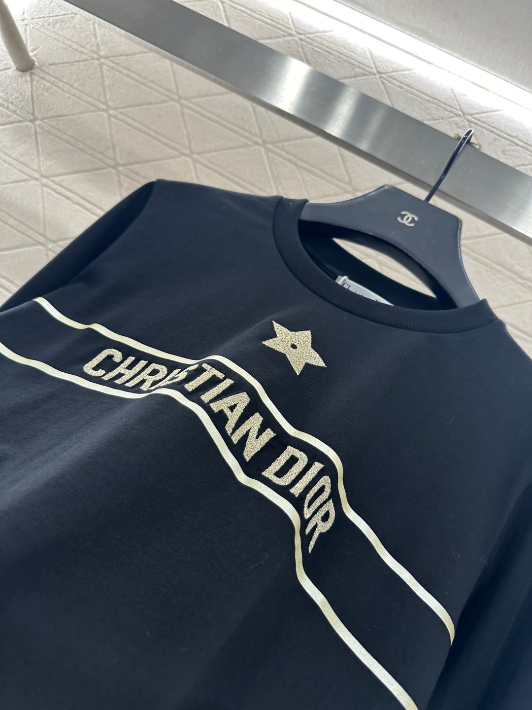 Round neck embroidered letter long sleeved shirt