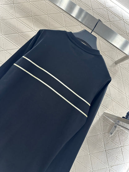 Round neck embroidered letter long sleeved shirt