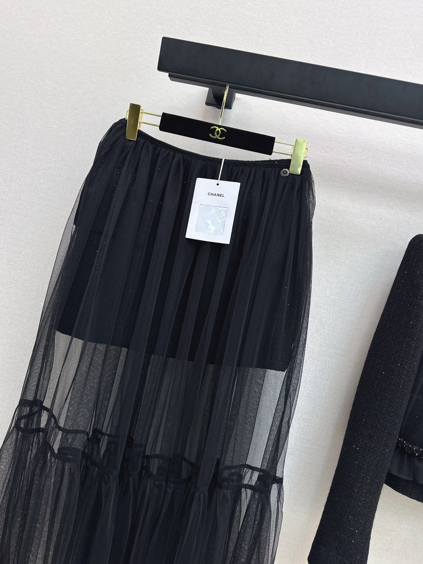 Two piece set of Xiaoxiangfeng woven half skirt and mesh long skirt