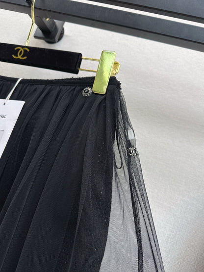 Two piece set of Xiaoxiangfeng woven half skirt and mesh long skirt