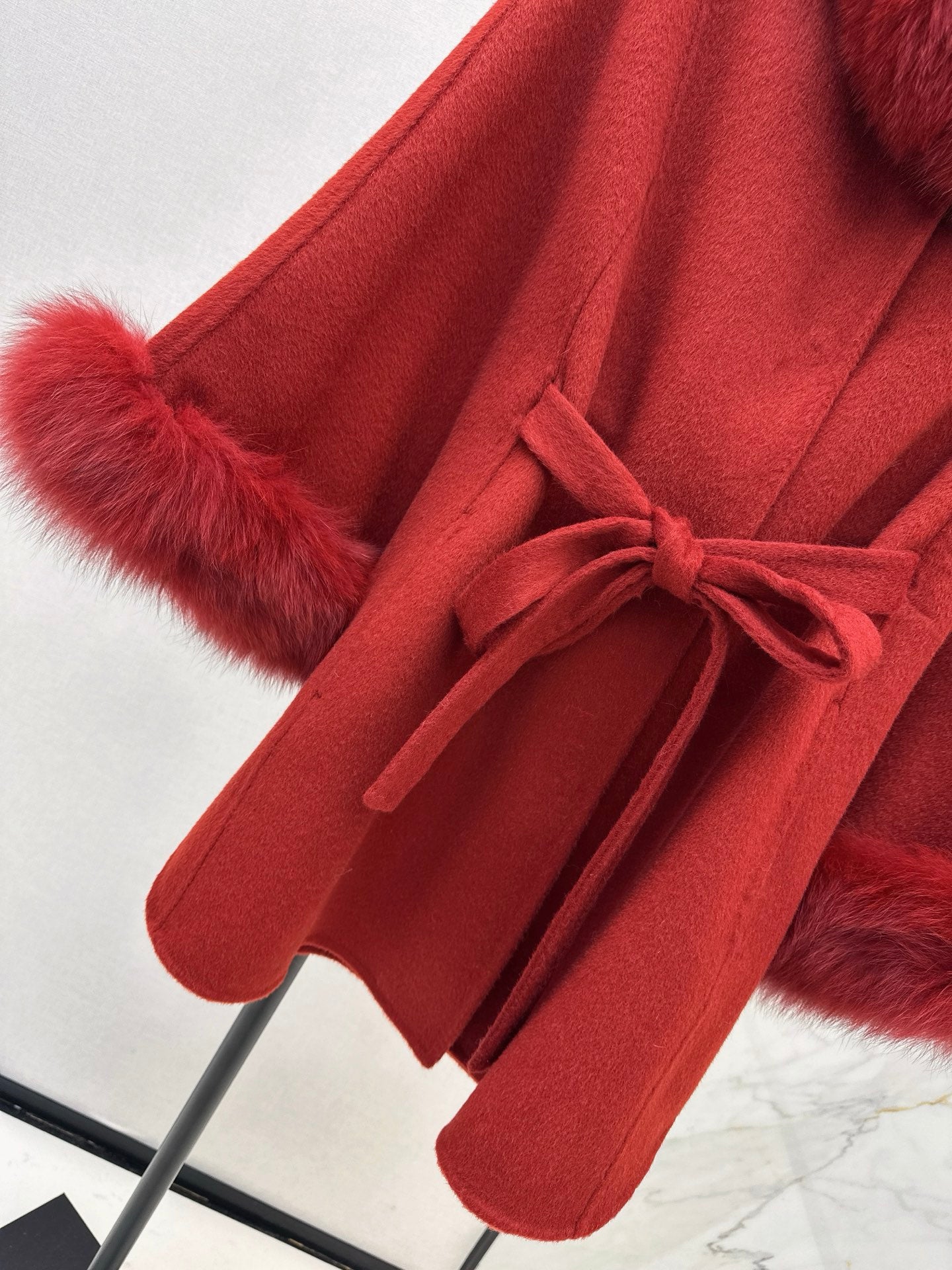 Fox fur decorative cloak coat