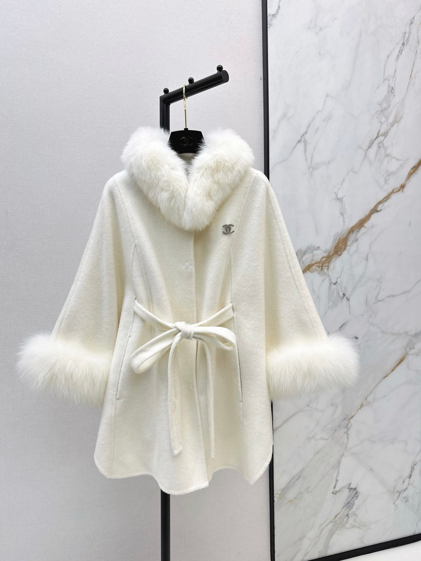 Fox fur decorative cloak coat