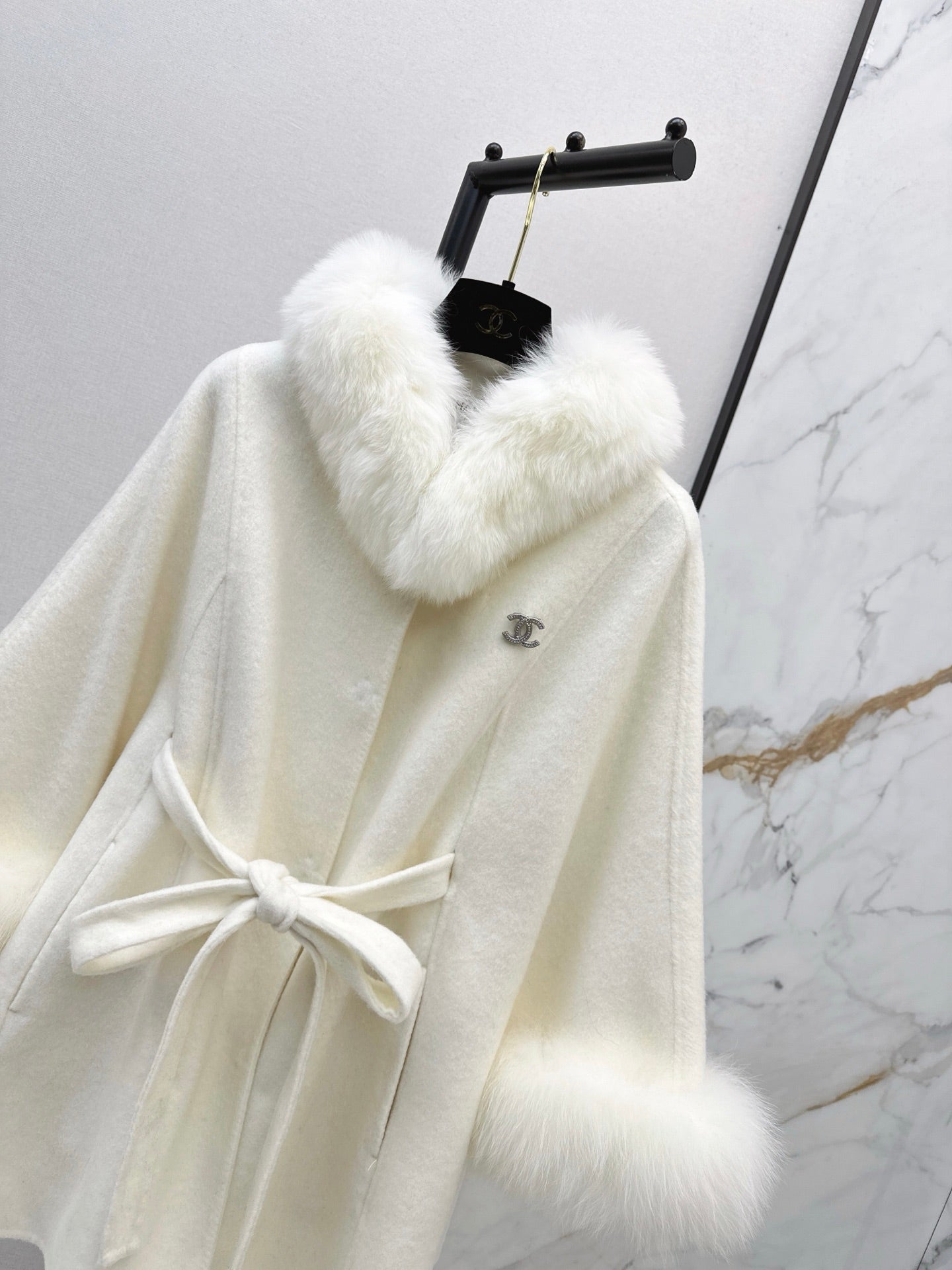 Fox fur decorative cloak coat