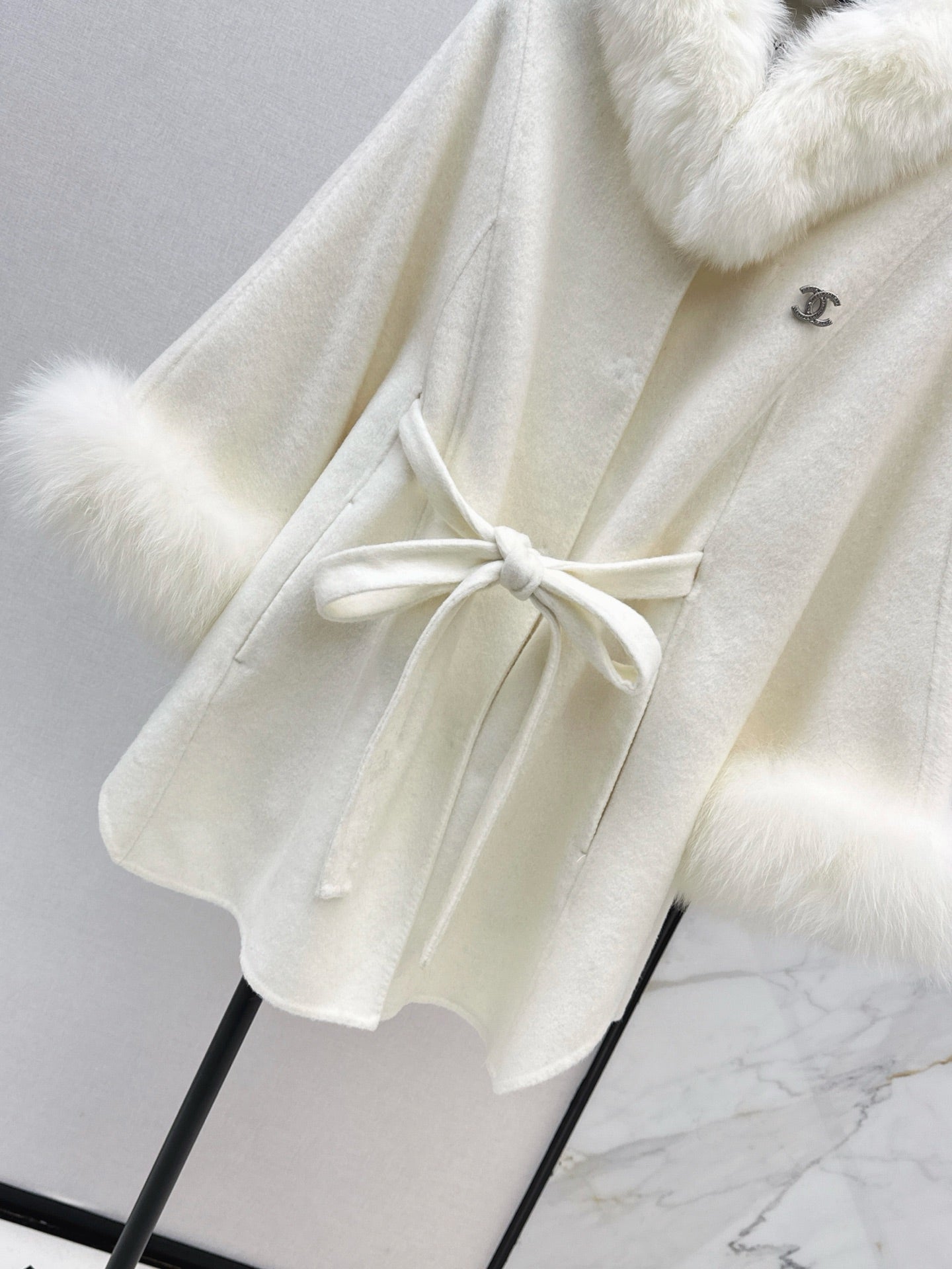 Fox fur decorative cloak coat