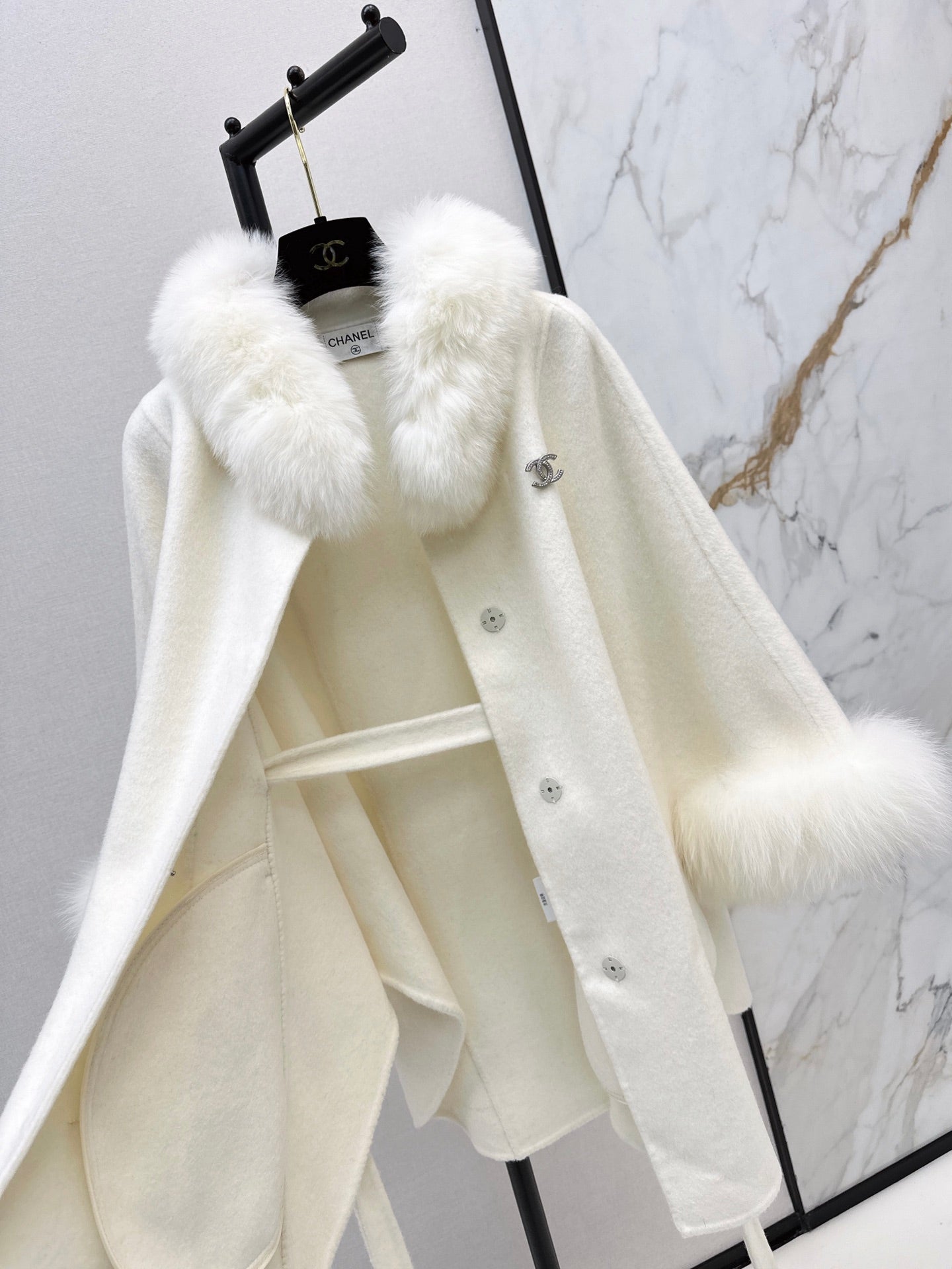 Fox fur decorative cloak coat