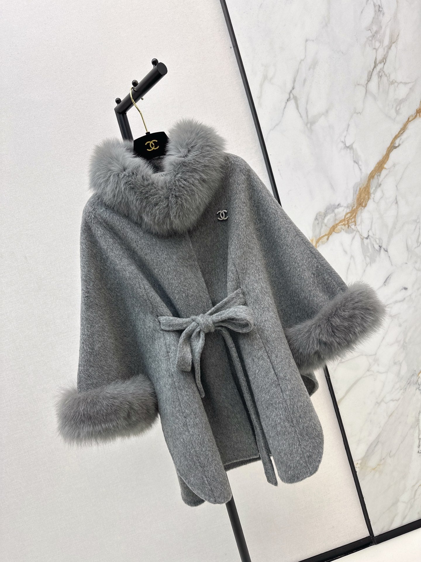 Fox fur decorative cloak coat