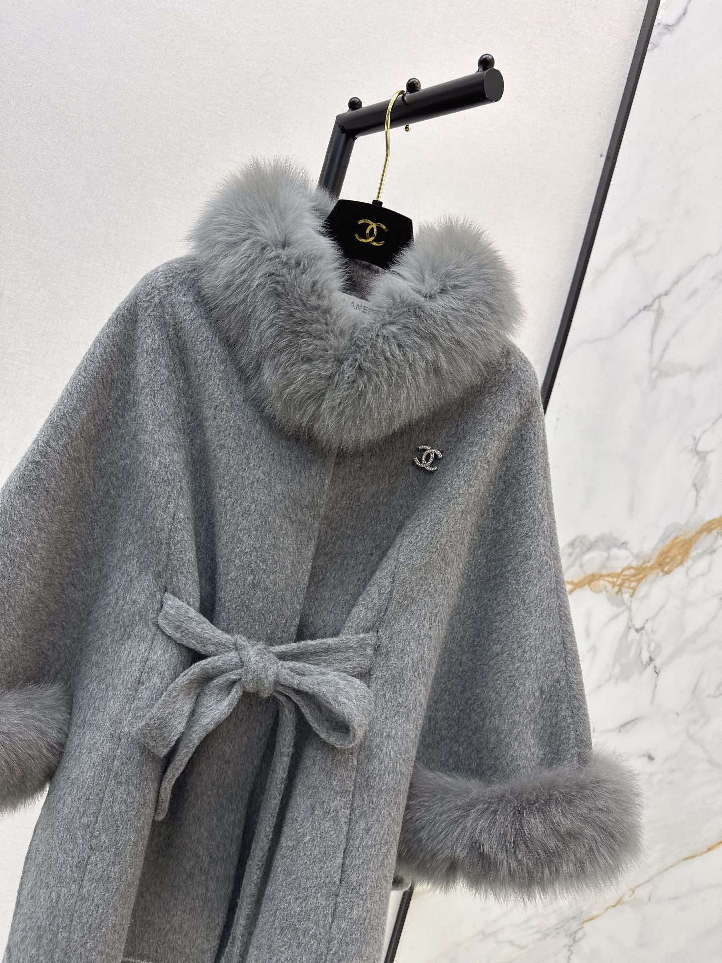 Fox fur decorative cloak coat