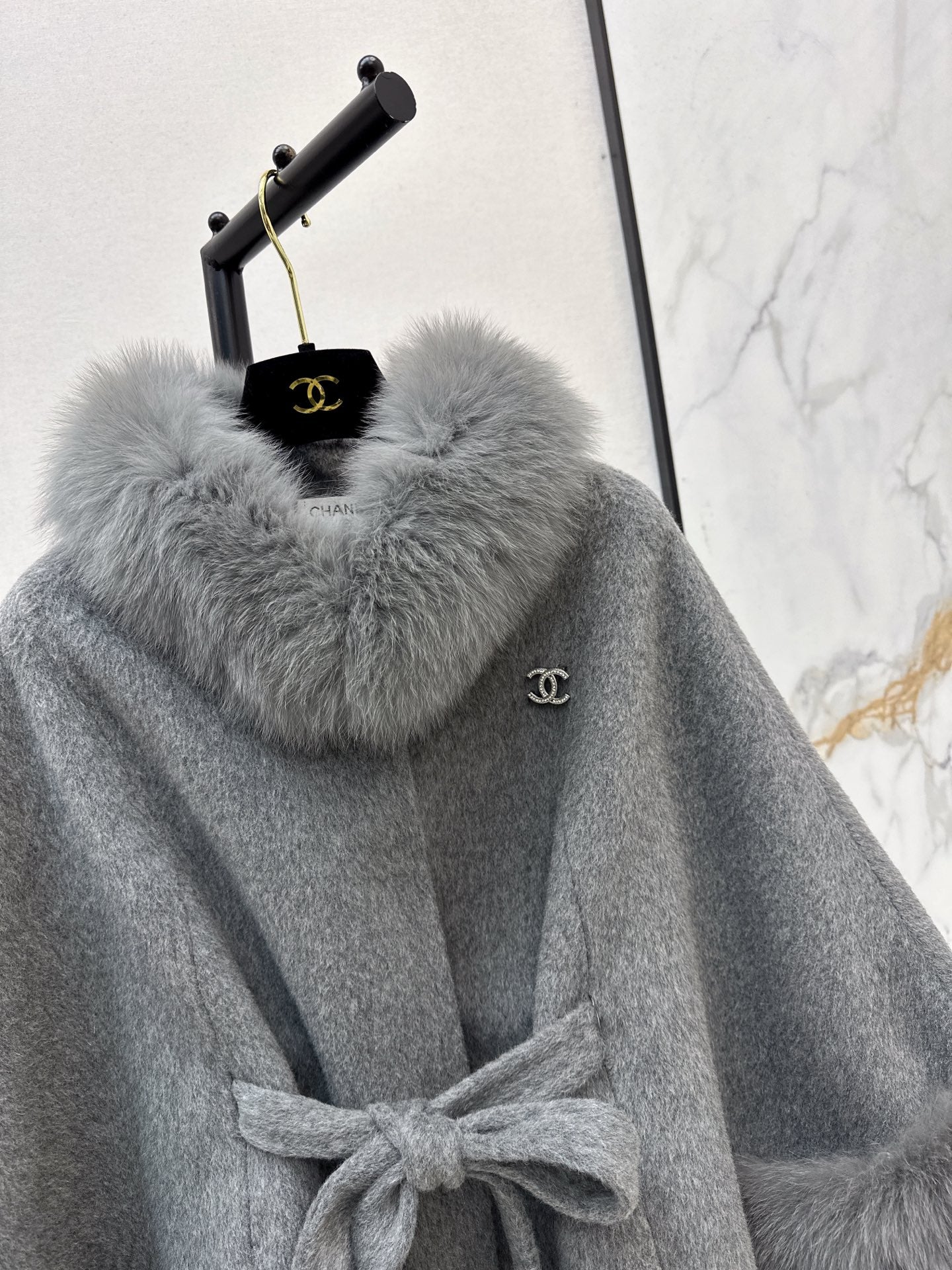Fox fur decorative cloak coat