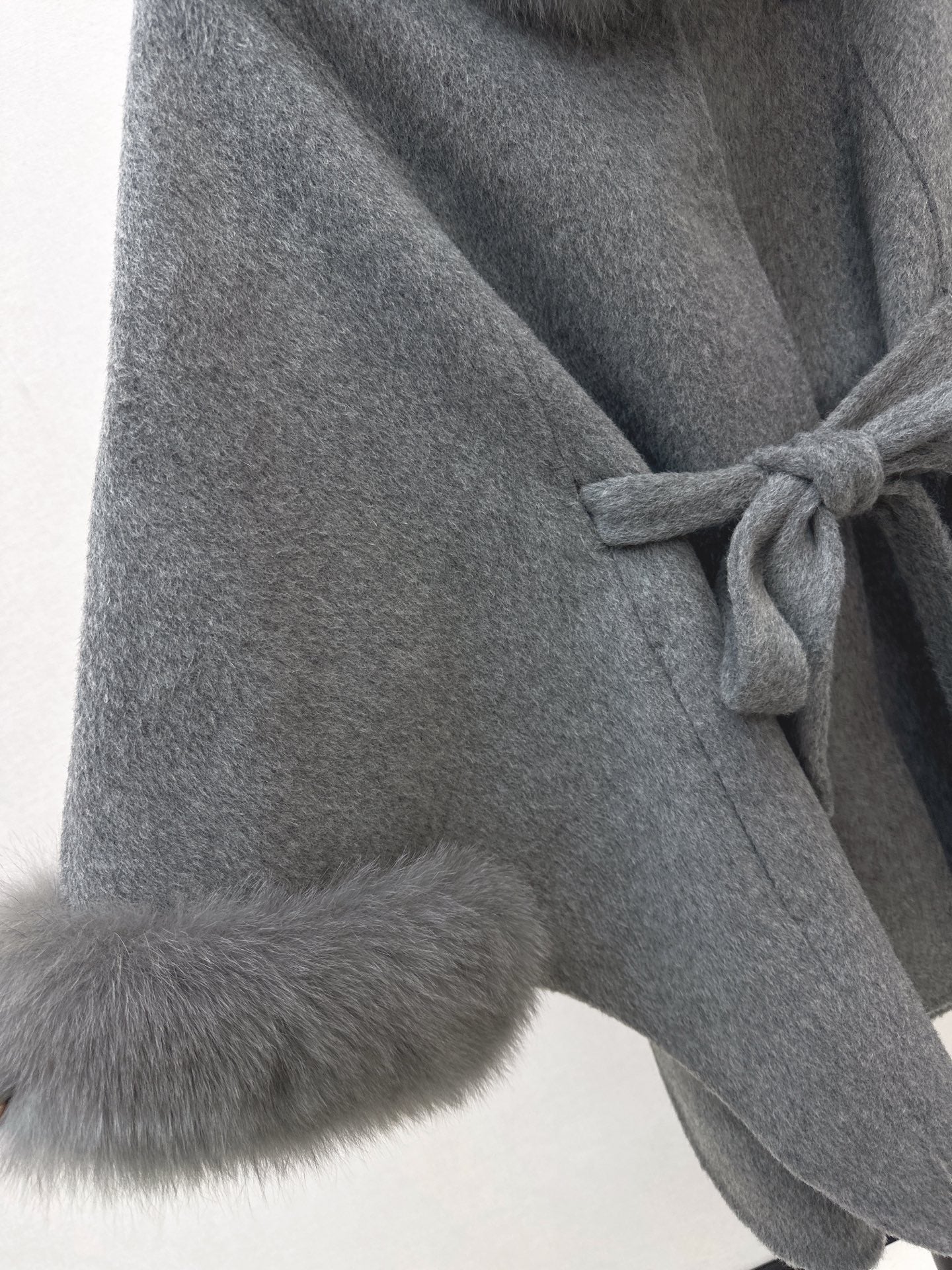 Fox fur decorative cloak coat