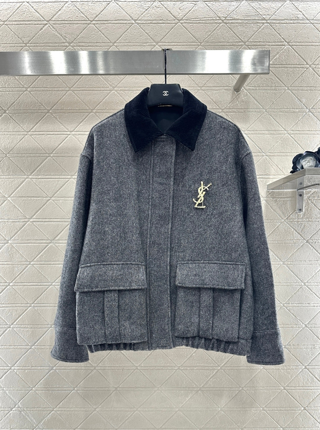 Brooch corduroy collar jacket