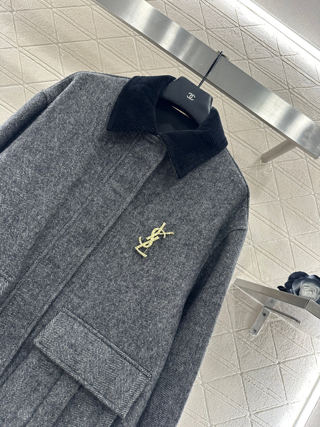 Brooch corduroy collar jacket