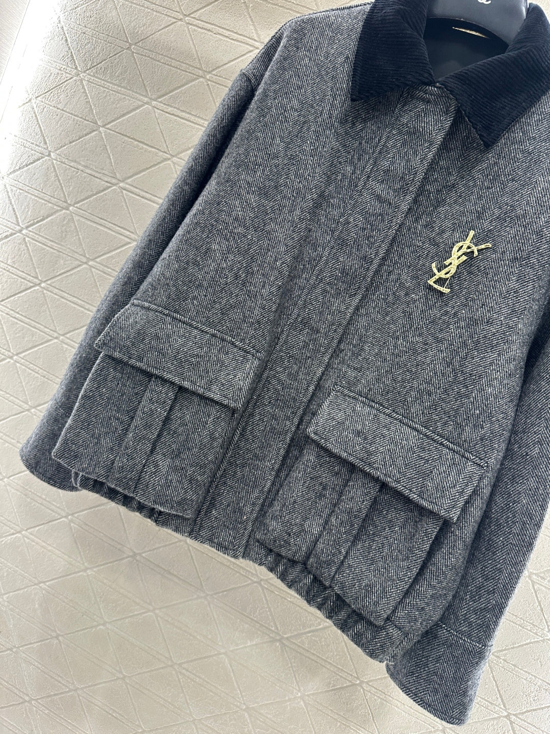 Brooch corduroy collar jacket