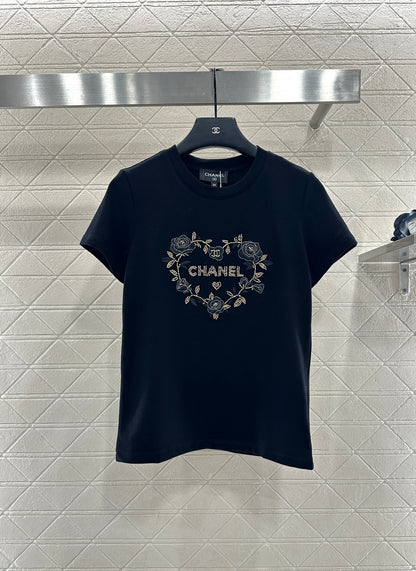 Embroidered beaded logo 𝑇𝑒𝑒