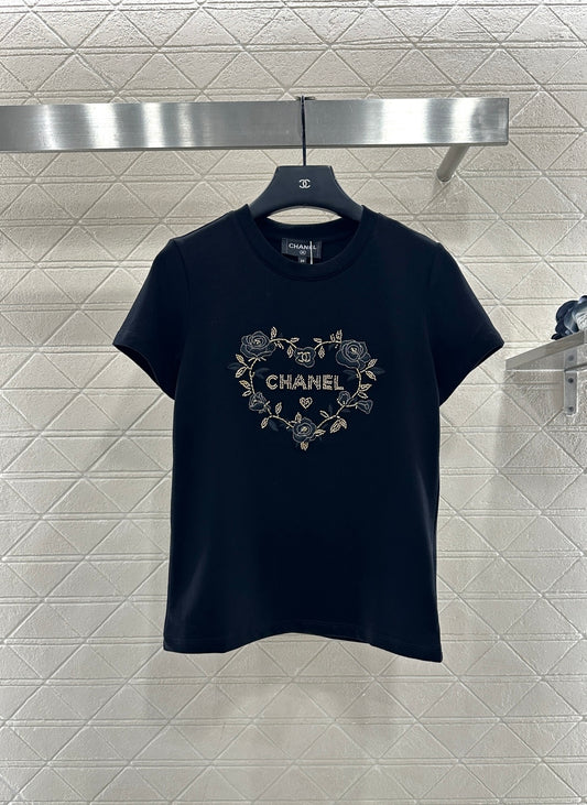 Embroidered beaded logo 𝑇𝑒𝑒