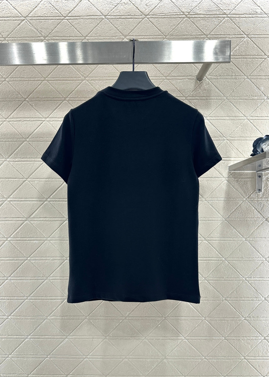 Embroidered beaded logo 𝑇𝑒𝑒