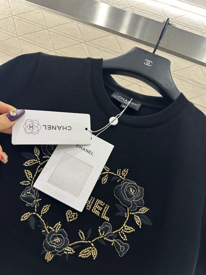 Embroidered beaded logo 𝑇𝑒𝑒