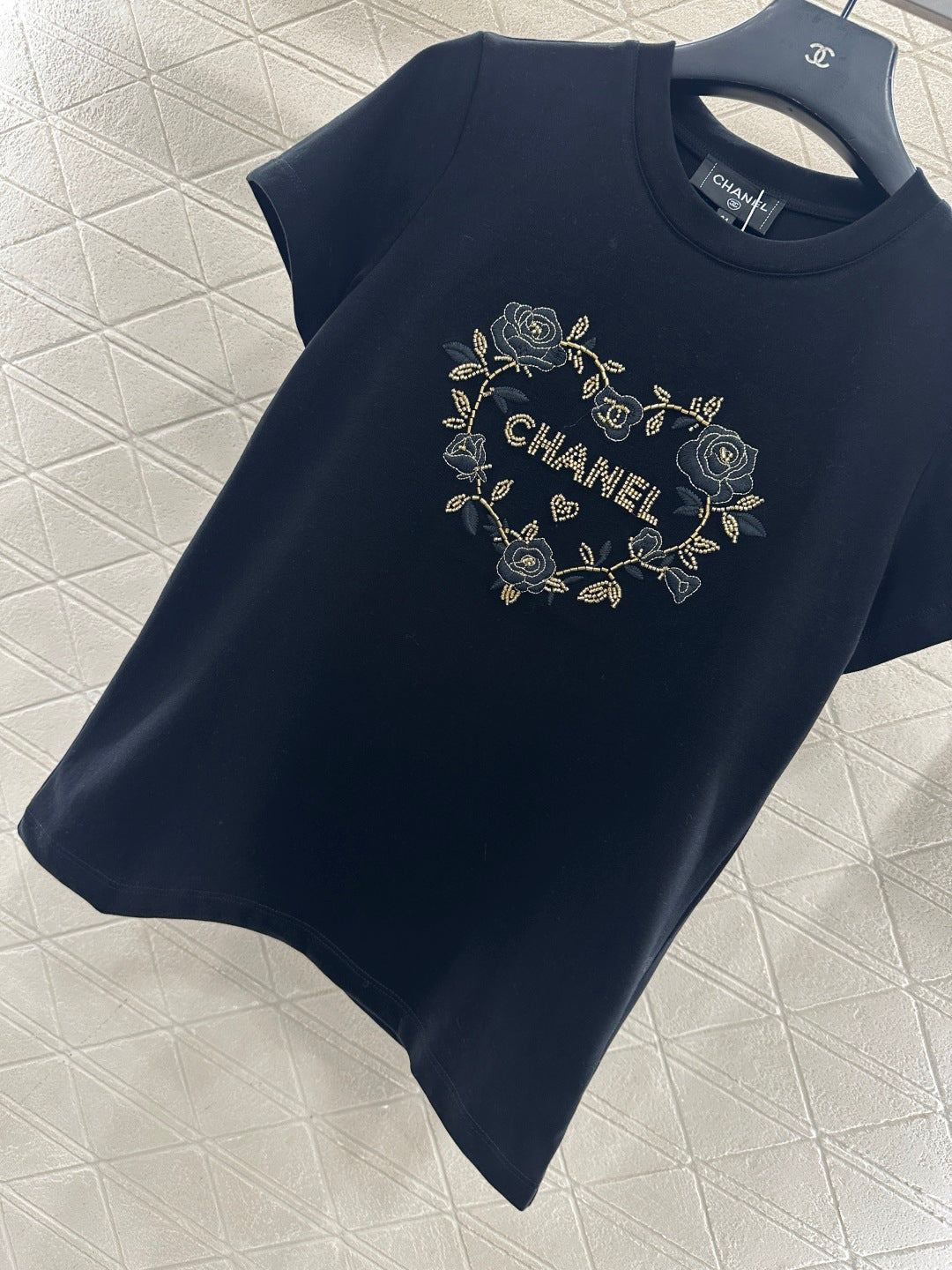 Embroidered beaded logo 𝑇𝑒𝑒