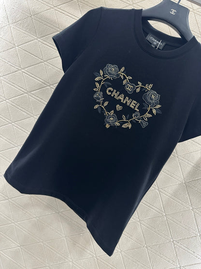 Embroidered beaded logo 𝑇𝑒𝑒