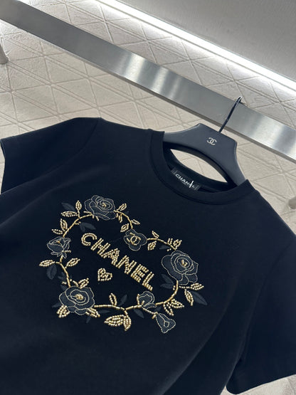 Embroidered beaded logo 𝑇𝑒𝑒