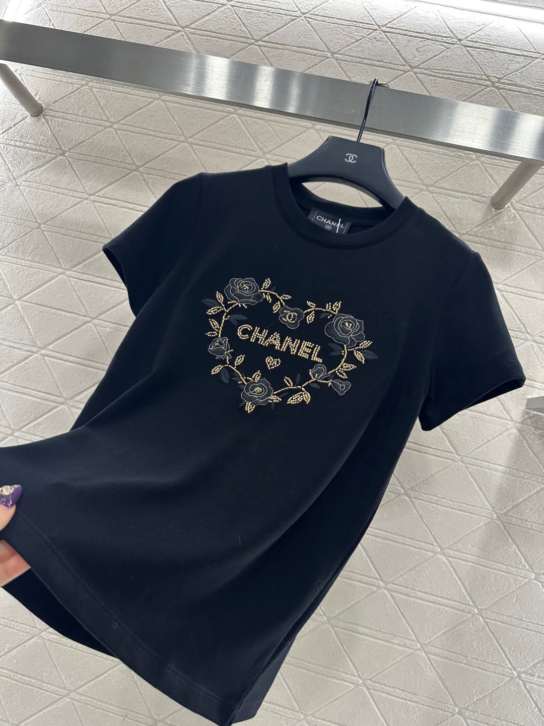 Embroidered beaded logo 𝑇𝑒𝑒