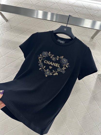 Embroidered beaded logo 𝑇𝑒𝑒