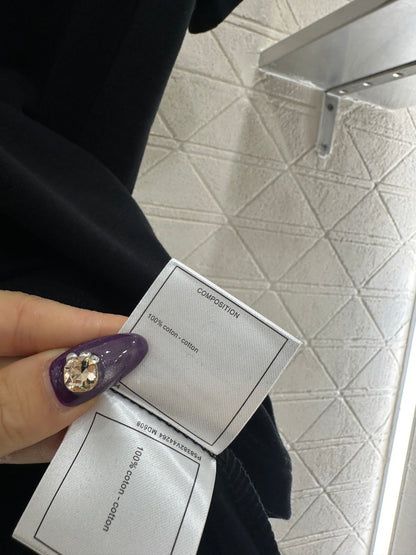 Embroidered beaded logo 𝑇𝑒𝑒