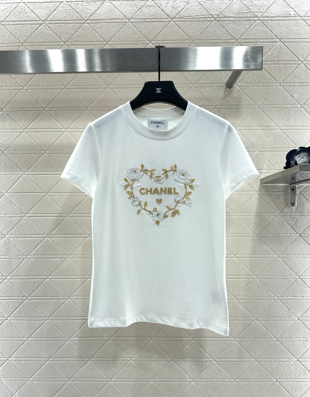 Embroidered beaded logo 𝑇𝑒𝑒