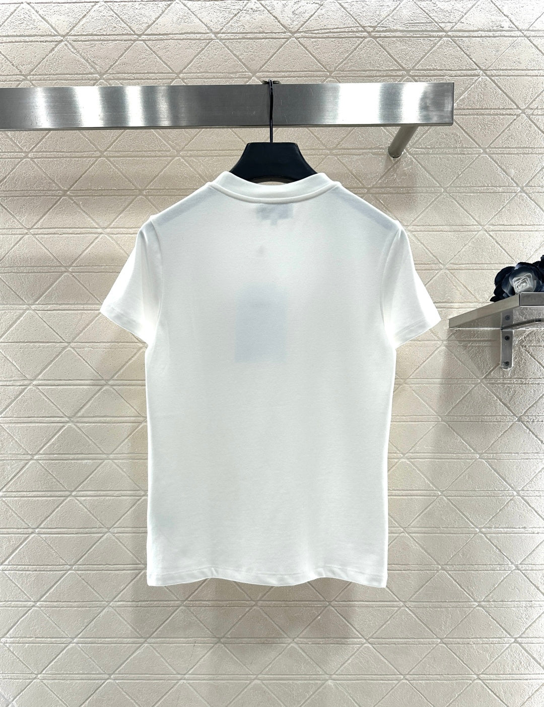 Embroidered beaded logo 𝑇𝑒𝑒