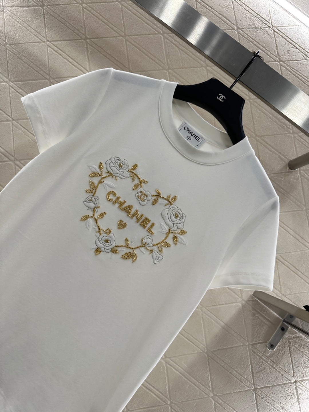 Embroidered beaded logo 𝑇𝑒𝑒