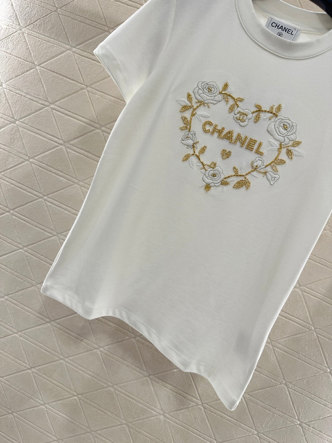 Embroidered beaded logo 𝑇𝑒𝑒