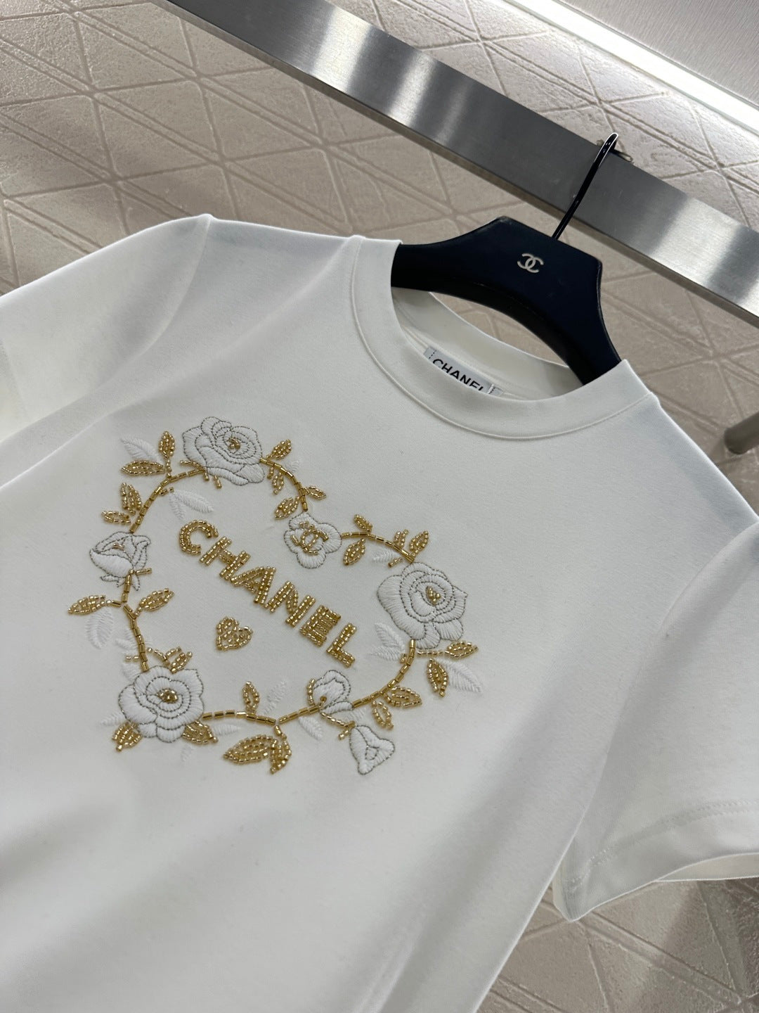 Embroidered beaded logo 𝑇𝑒𝑒