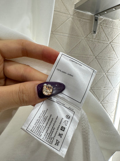 Embroidered beaded logo 𝑇𝑒𝑒