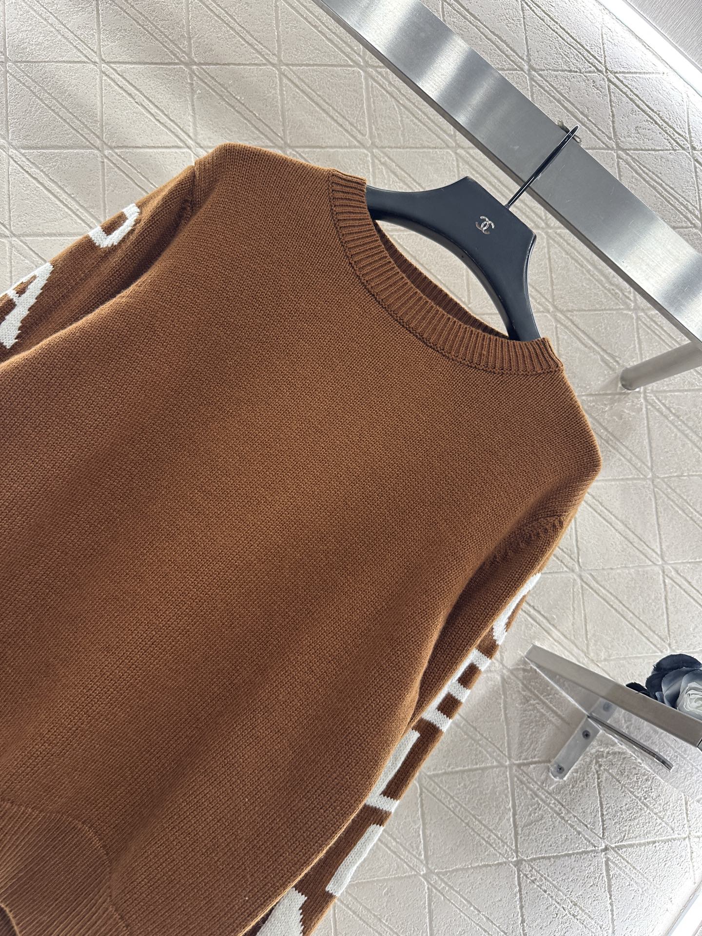 Hook and flower letter knitted pullover sweater