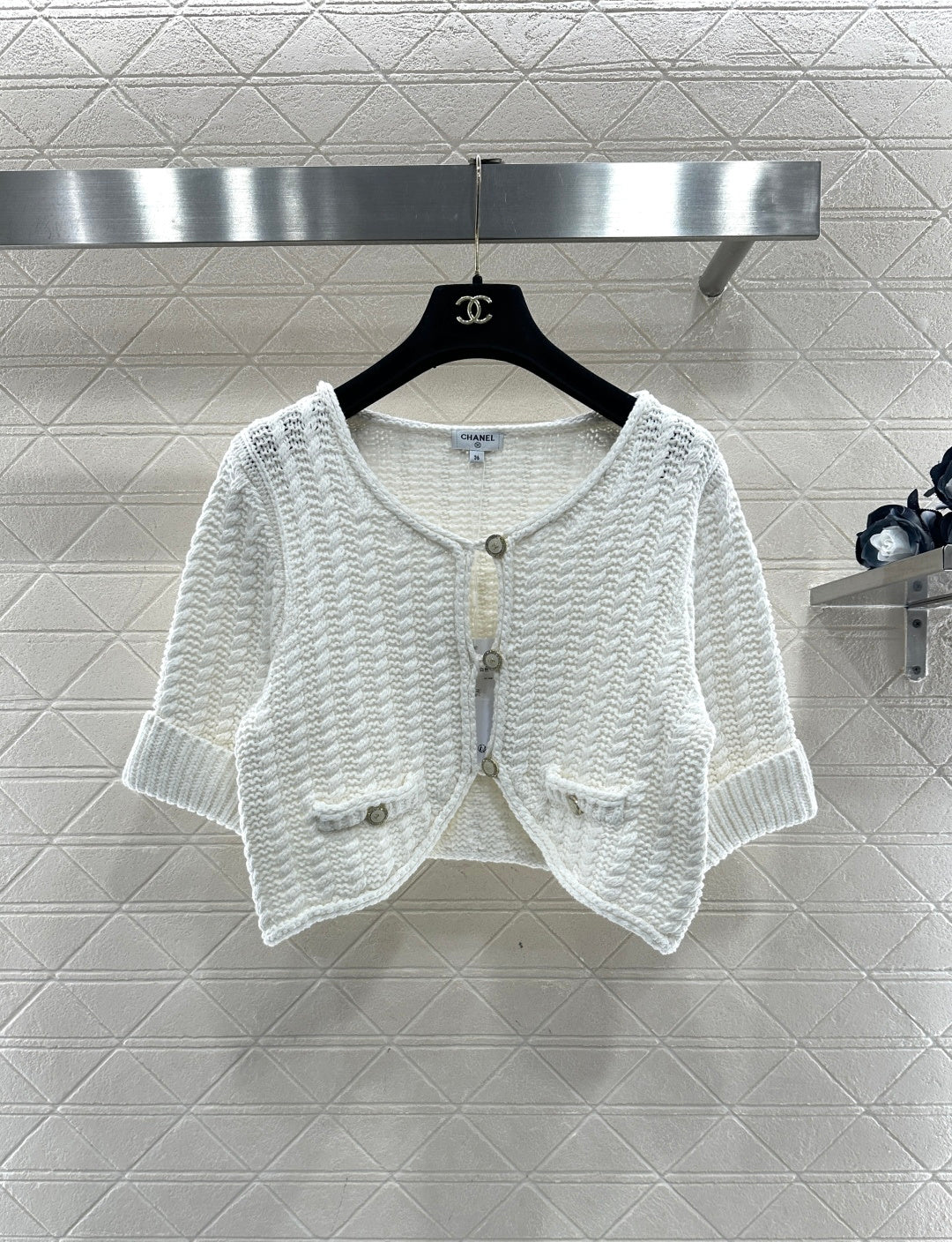 Short knitted short sleeved cardigan