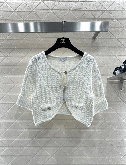 Short knitted short sleeved cardigan