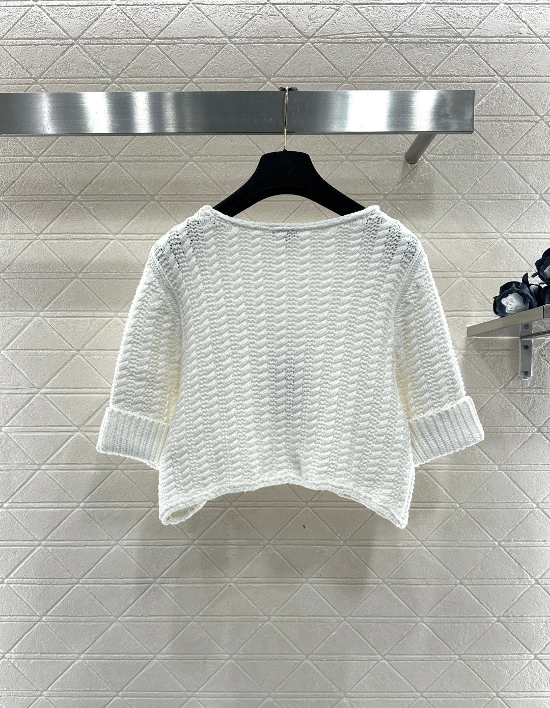 Short knitted short sleeved cardigan